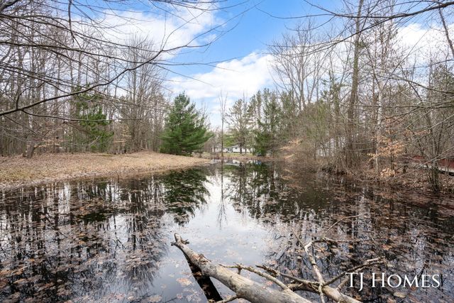 5818 E Sternberg Road, Fruitport, MI 49415