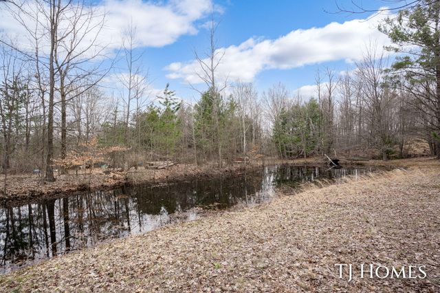 5818 E Sternberg Road, Fruitport, MI 49415