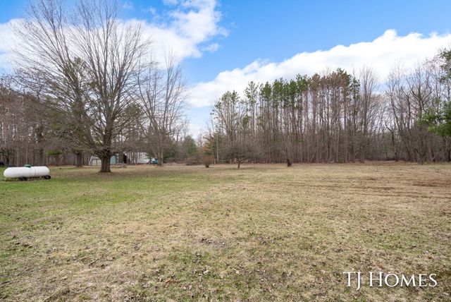 5818 E Sternberg Road, Fruitport, MI 49415