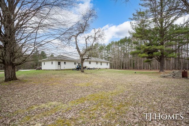5818 E Sternberg Road, Fruitport, MI 49415