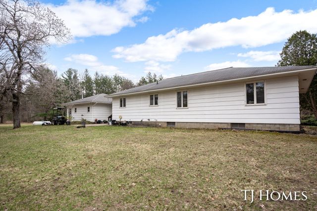 5818 E Sternberg Road, Fruitport, MI 49415