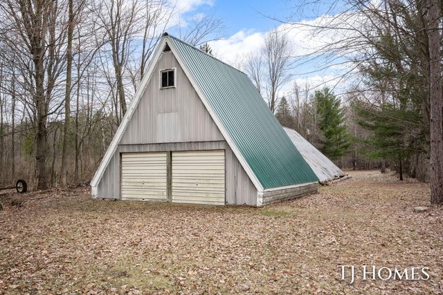 5818 E Sternberg Road, Fruitport, MI 49415