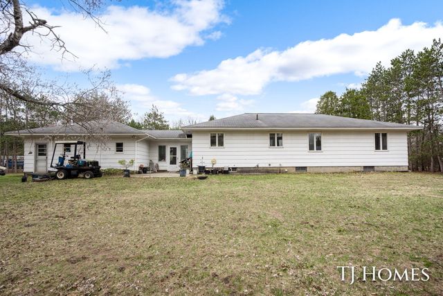 5818 E Sternberg Road, Fruitport, MI 49415