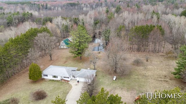 5818 E Sternberg Road, Fruitport, MI 49415