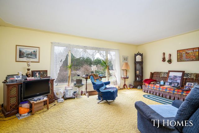 5818 E Sternberg Road, Fruitport, MI 49415