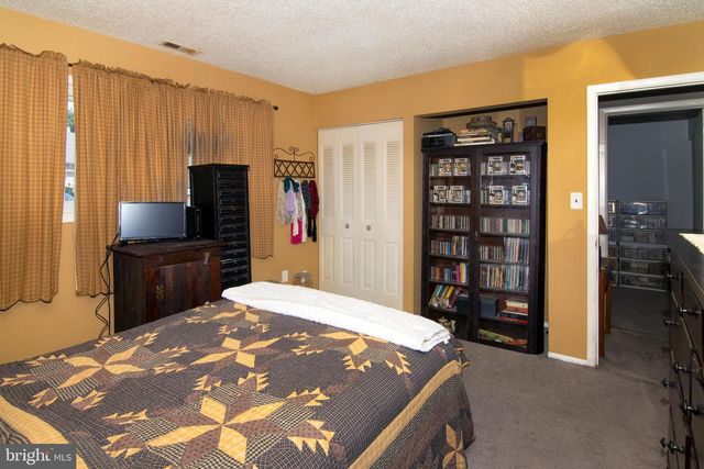 15 DOVER DR, Lindenwold, NJ 08021