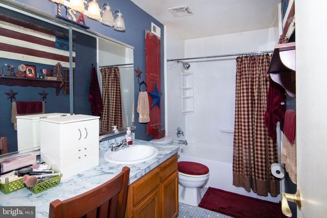 15 DOVER DR, Lindenwold, NJ 08021