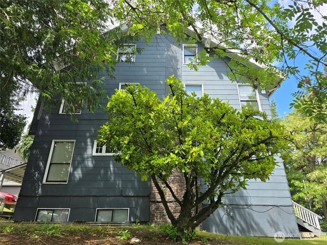 5201 19th Avenue NE, Seattle, WA 98105