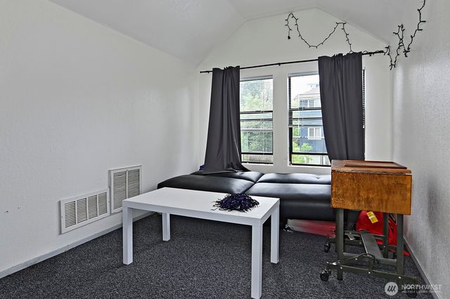 5201 19th Avenue NE, Seattle, WA 98105