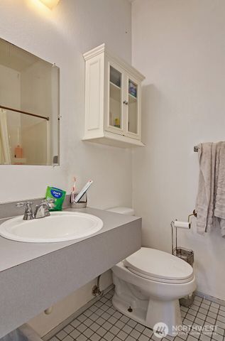 5201 19th Avenue NE, Seattle, WA 98105