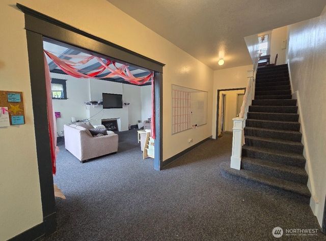 5201 19th Avenue NE, Seattle, WA 98105