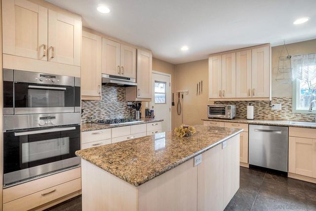 8884 Haveteur, San Diego, CA 92123