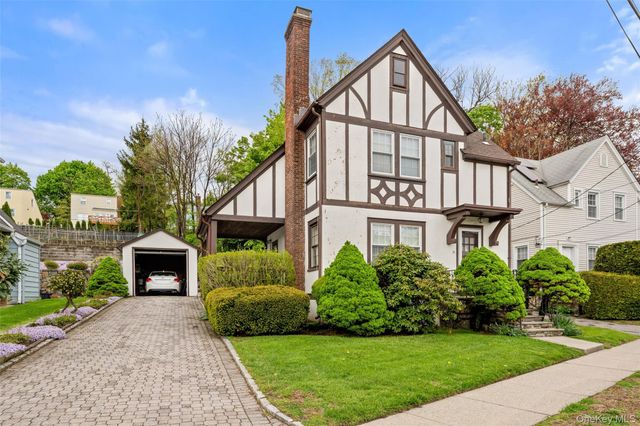 31 Lynton Place, White Plains, NY 10606