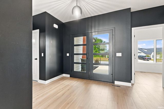 576 Sandringham Pass, Fort Wayne, IN 46845