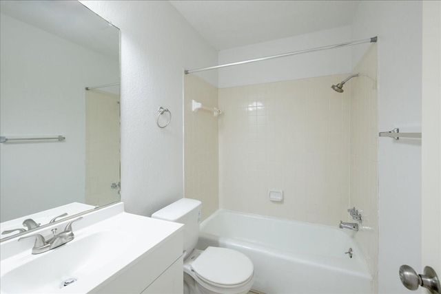421 Fantail LOOP B, Lakeway, TX 78734