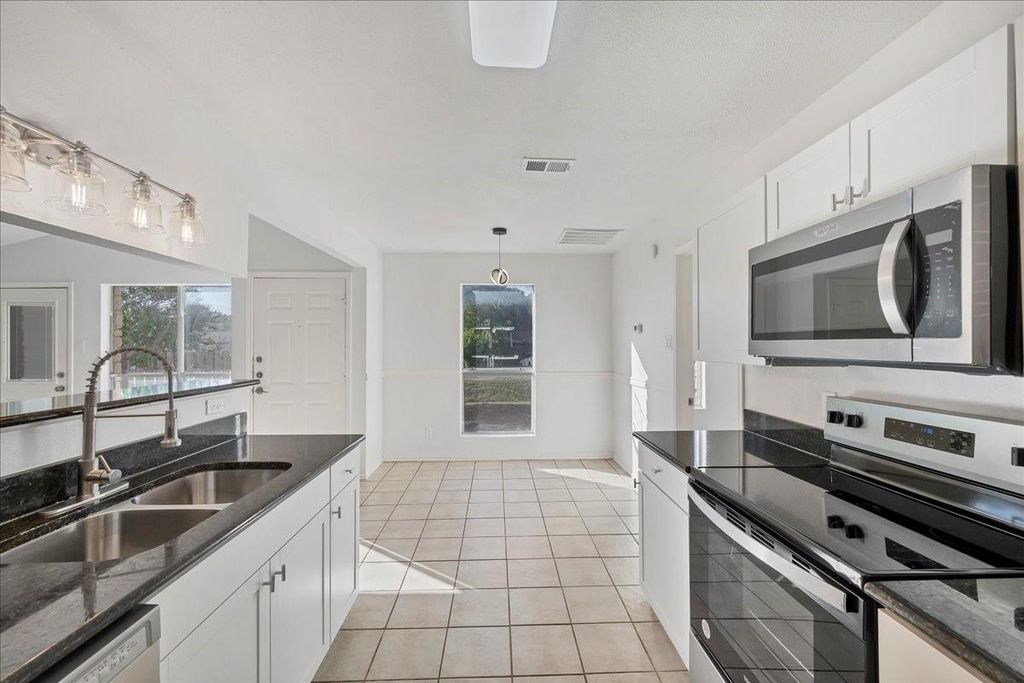 421 Fantail LOOP B, Lakeway, TX 78734