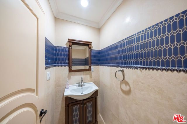 13847 Gilmore Street, Van Nuys (los Angeles), CA 91401