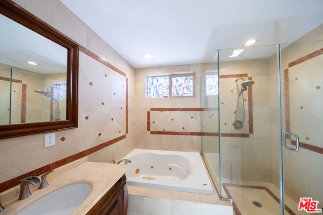 13847 Gilmore Street, Van Nuys (los Angeles), CA 91401