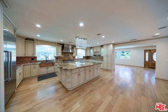 13847 Gilmore Street, Van Nuys (los Angeles), CA 91401