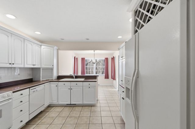 10 LONGFELLOW Drive, Erie, PA 16509