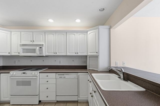 10 LONGFELLOW Drive, Erie, PA 16509