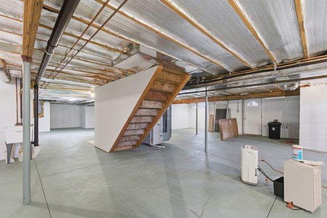 10 LONGFELLOW Drive, Erie, PA 16509