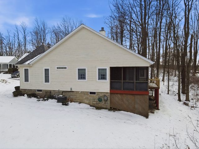 10 LONGFELLOW Drive, Erie, PA 16509