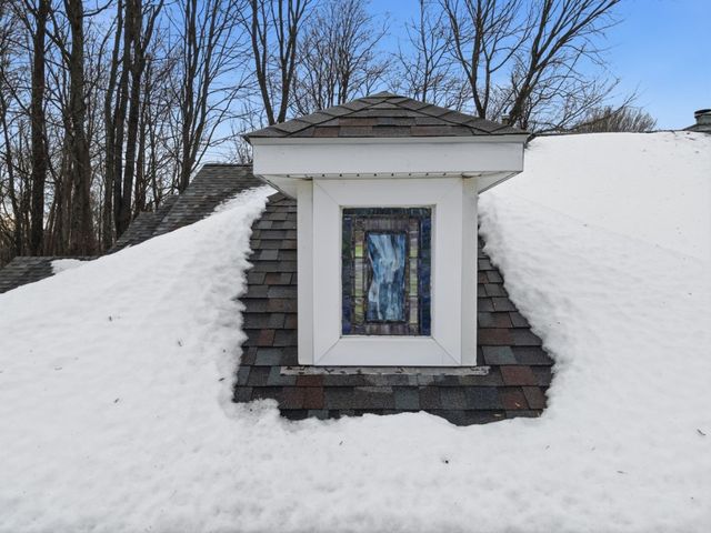 10 LONGFELLOW Drive, Erie, PA 16509