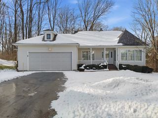 10 LONGFELLOW Drive, Erie, PA 16509