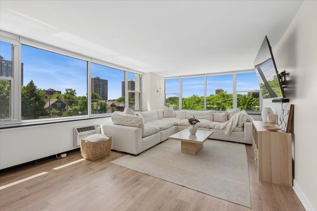 4250 N Marine Drive 435, Chicago, IL 60613