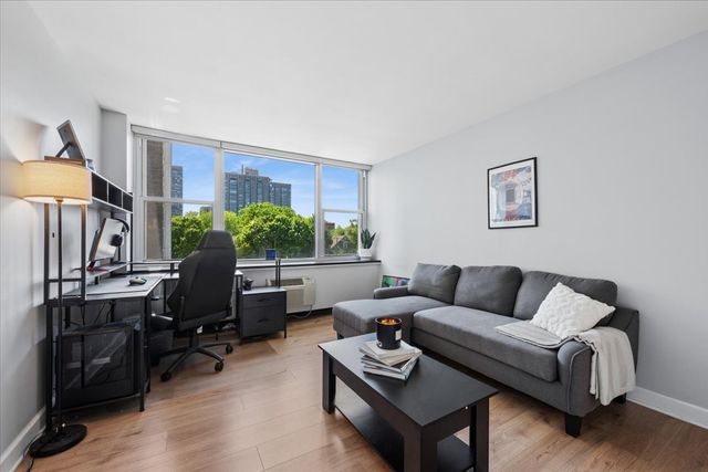 4250 N Marine Drive 435, Chicago, IL 60613