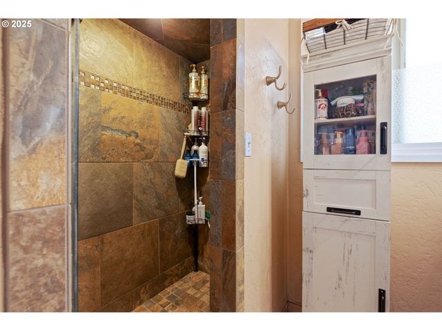 14530 Ne KNOTT Ct, Portland, OR 97230
