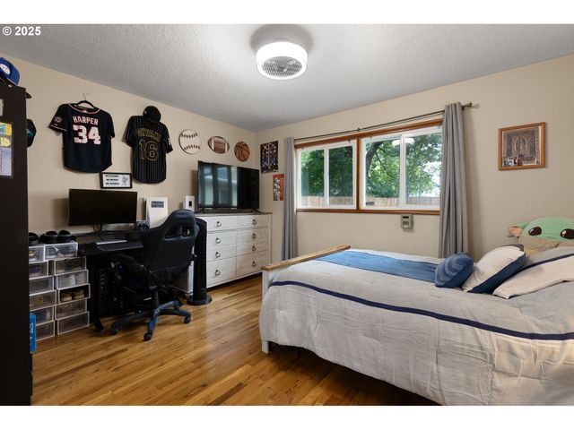 14530 Ne KNOTT Ct, Portland, OR 97230