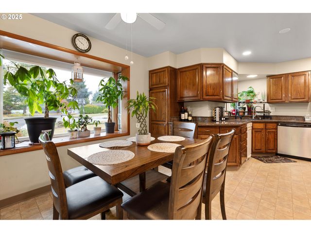 14530 Ne KNOTT Ct, Portland, OR 97230