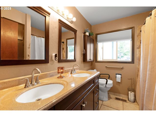 14530 Ne KNOTT Ct, Portland, OR 97230