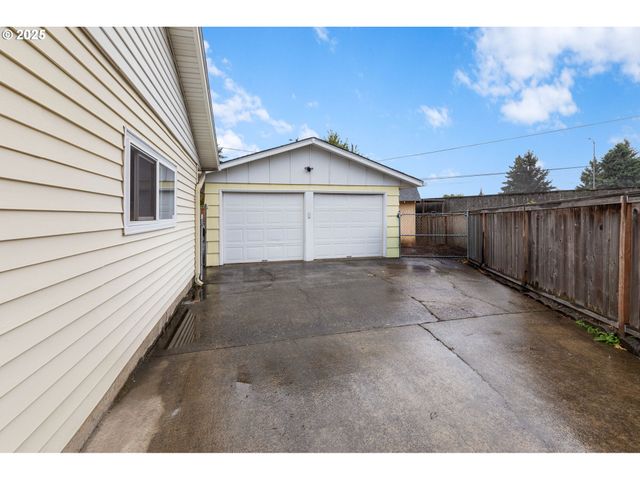 14530 Ne KNOTT Ct, Portland, OR 97230