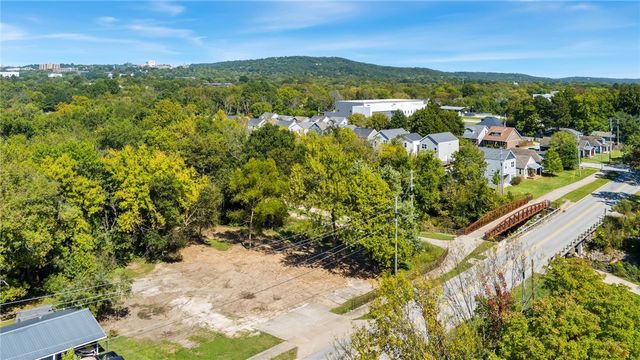 956 W Cato Springs Road, Fayetteville, AR 72701