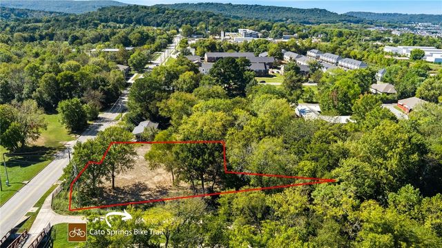 956 W Cato Springs Road, Fayetteville, AR 72701