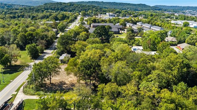 956 W Cato Springs Road, Fayetteville, AR 72701