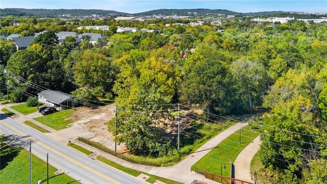 956 W Cato Springs Road, Fayetteville, AR 72701