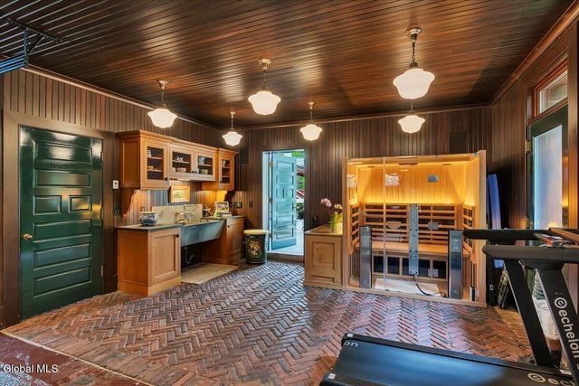 795 N Broadway, Saratoga Springs, NY 12866
