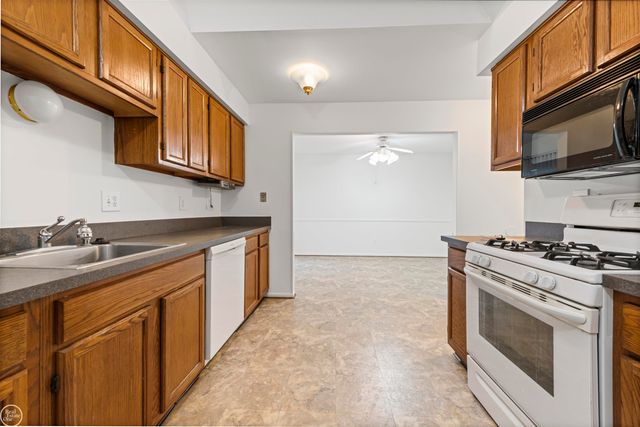 16996 Cristina Ct. Court, Mount Clemens, MI 48038