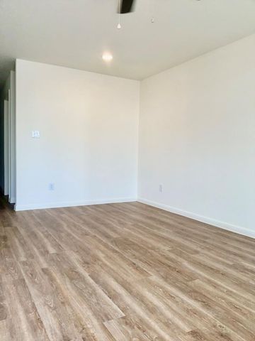 2002 W 2nd ST 800, Taylor, TX 76574