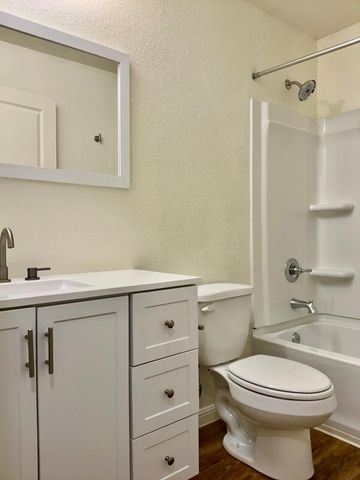 2002 W 2nd ST 800, Taylor, TX 76574