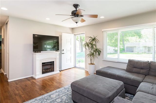 6306 W 77th Terrace, Prairie Village, KS 66204
