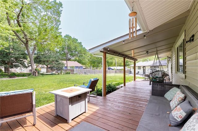 6306 W 77th Terrace, Prairie Village, KS 66204