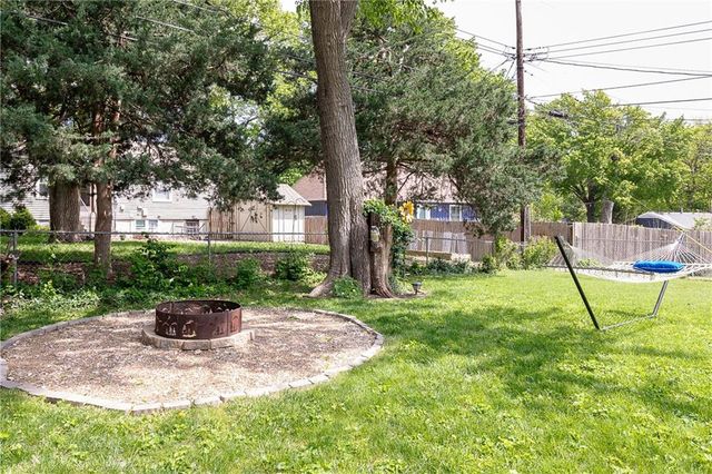 6306 W 77th Terrace, Prairie Village, KS 66204