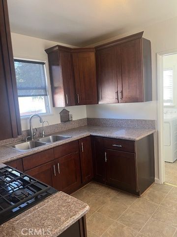 17652 Delano Street, Encino (los Angeles), CA 91316