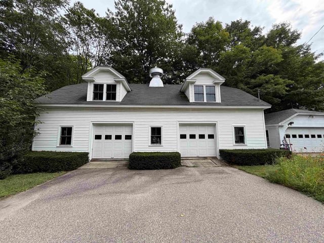226 Amesbury Road, Kensington, NH 03833