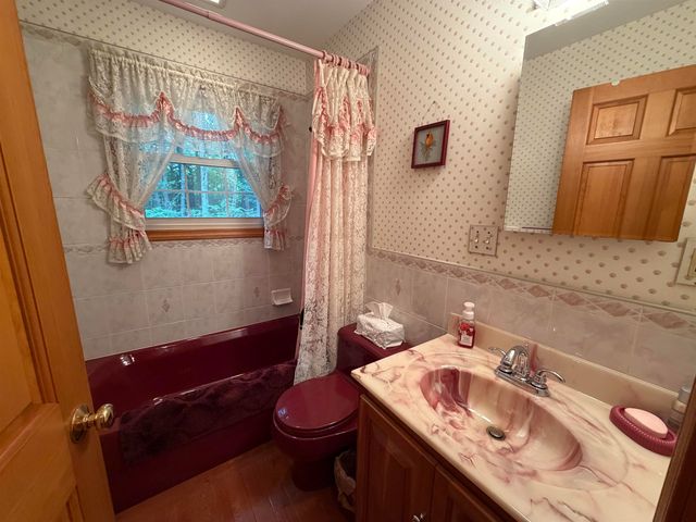 226 Amesbury Road, Kensington, NH 03833